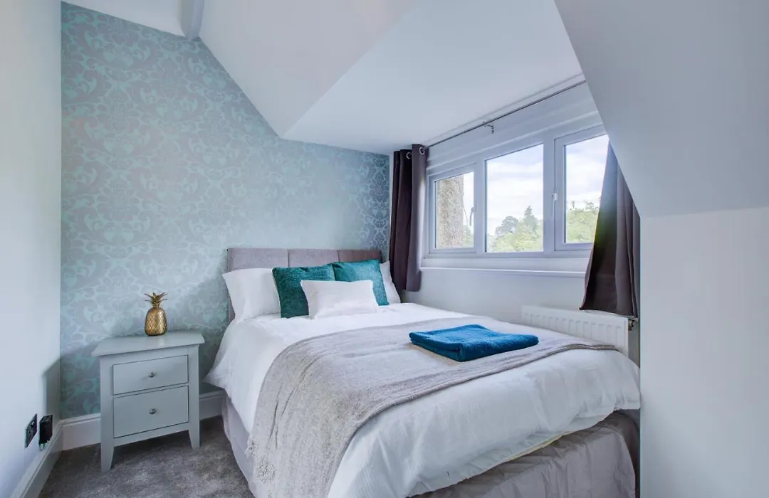 Large 3 Bedroom Apartment With Free Parking Near Beach And Meyrick Park Fast Wifi-1