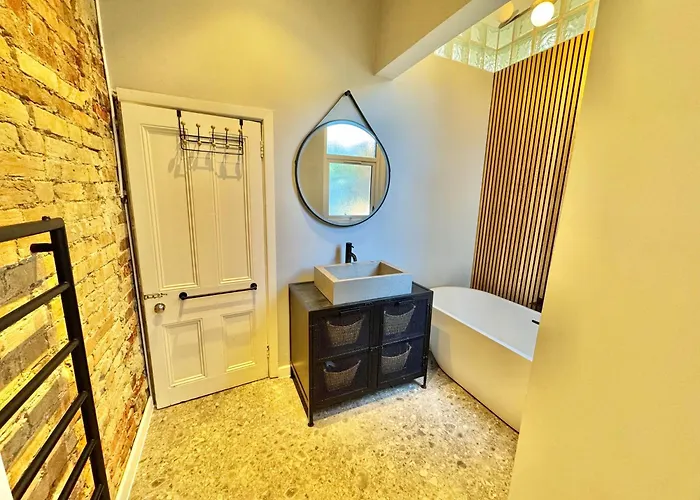 Spacious Bournemouth - Close To Town Centre And Beach - Free Parking - Sleeps 6