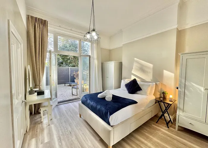Spacious Bournemouth - Close To Town Centre And Beach - Free Parking - Sleeps 6