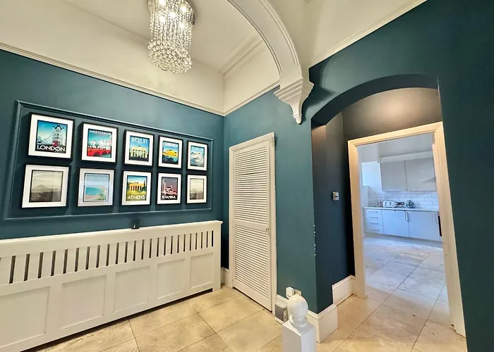 Spacious Bournemouth - Close To Town Centre And Beach - Free Parking - Sleeps 6